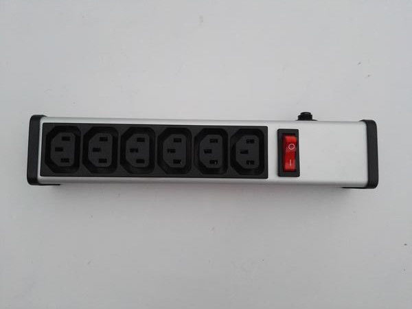 ปลั๊กรางปลั๊ก Flat Plut Metal PDU 6 แผ่นพร้อมตัวป้องกันการโอเวอร์โหลด IEC Approved