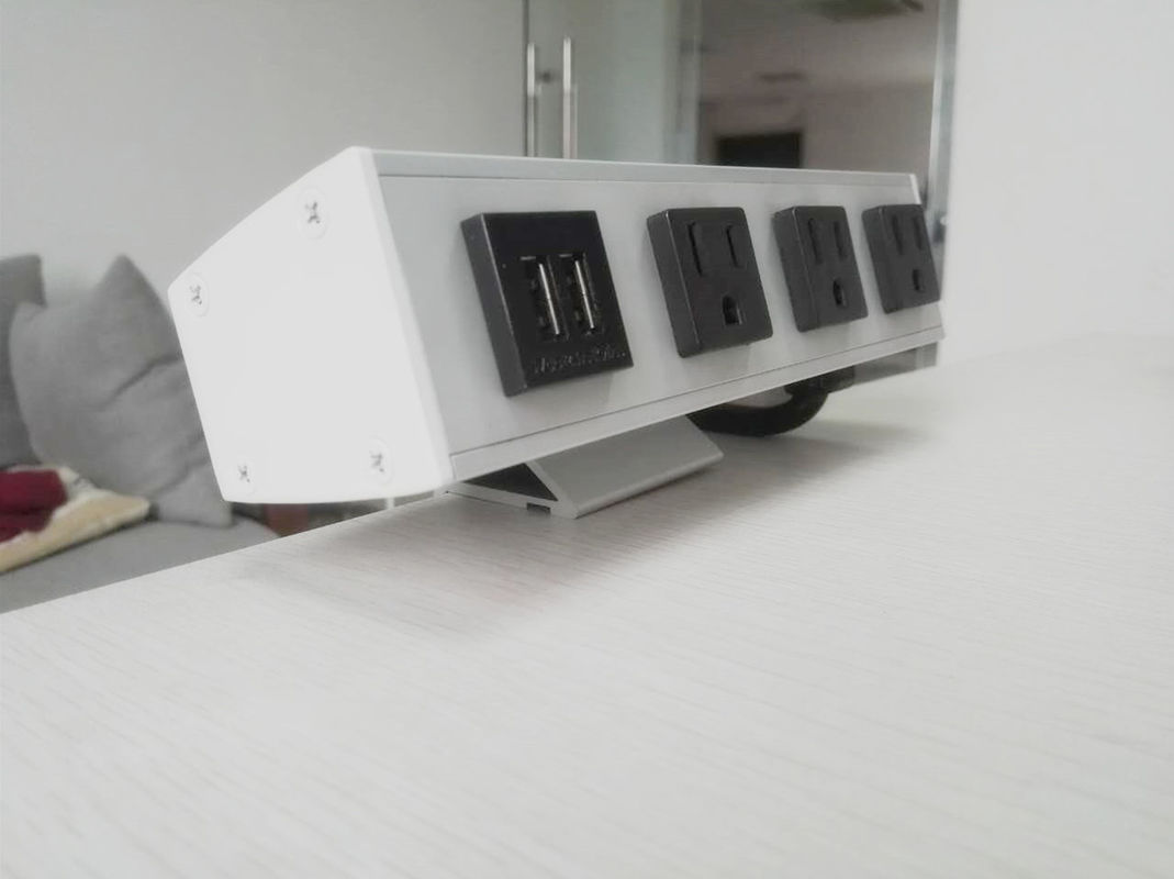 เต้ารับตั้งโต๊ะพร้อมปลั๊ก 3 ช่องและพอร์ต USB 2 พอร์ตสำหรับโทรศัพท์มือถือแล็ปท็อป