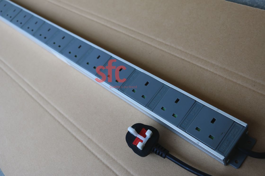 หน่วยกระจายกำลังไฟฟ้า UK สายไฟขยาย PDU พร้อมปลั๊กไฟหลายตัว