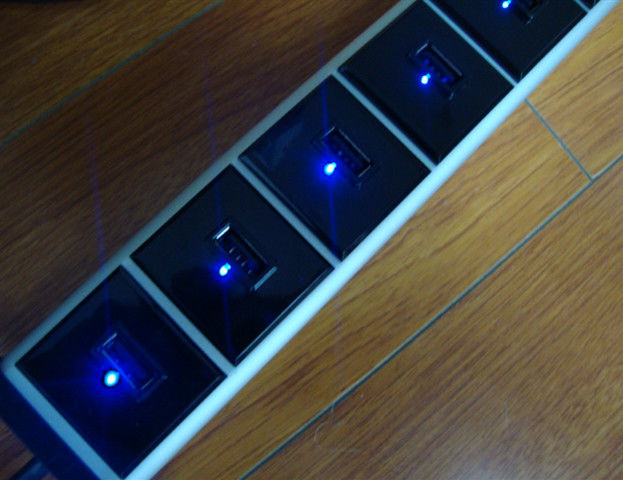 รางปลั๊กไฟ 8-USB สำหรับโทรศัพท์มือถือและแท็บเล็ต, ที่ชาร์จ Usb หลายอันพร้อมกับเต้าเสียบ 5V 2.1A